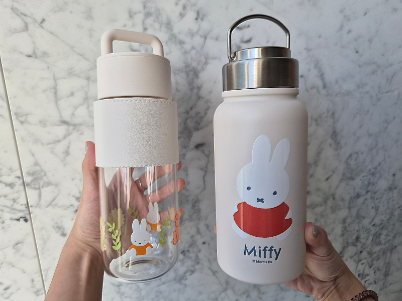 冬日保溫實用萌物，「康寧餐具Miffy鋅陶瓷手提保溫瓶」（右）、「康寧餐具Miffy耐熱手提玻璃杯」（左），讓你補水也可愛。
