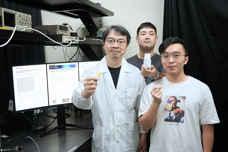 這項研究進一步拓展此液晶結構之應用廣度，使其不再侷限於顯示應用，在液晶光學元件、光通訊及熱感應裝置之應用上皆極具潛力。