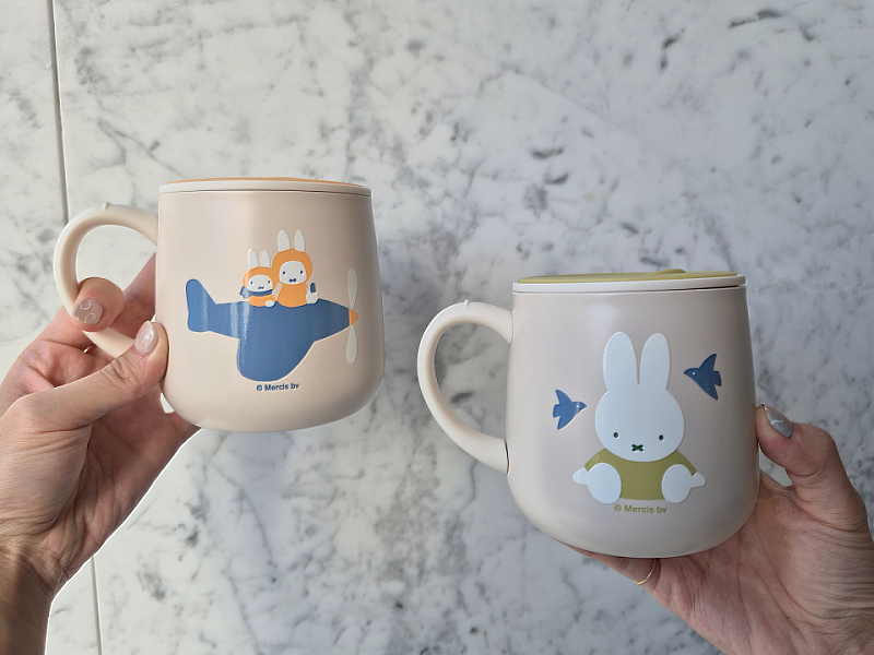 「康寧餐具Miffy鋅陶瓷保溫杯400ml」滑蓋設計隨開即飲,推出「探險」、「幸福」兩款花色。