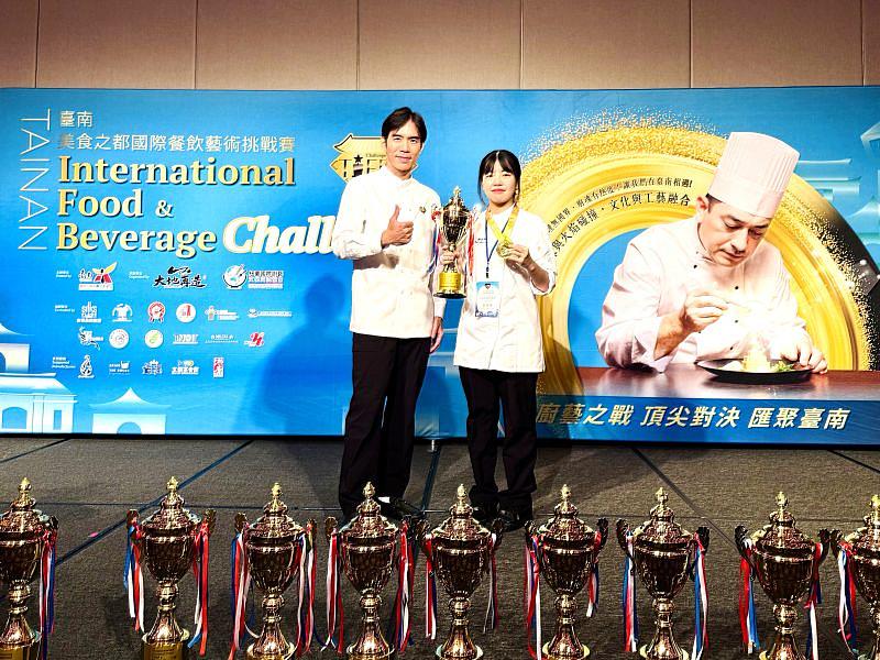南臺科大餐旅系學生在「2025臺南美食之都國際餐飲藝術挑戰賽」中榮獲兩金兩最高分榮譽獎。圖為獲該組最高分金牌學生郭佳琳與指導老師林政陞合影，見證金牌烘焙選手的卓越實力。