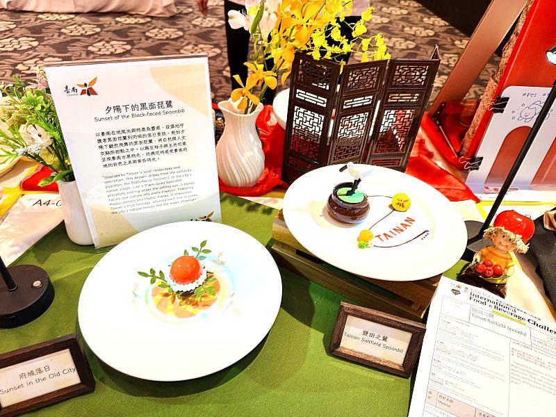 南臺科大餐旅系郭佳琳同學榮獲靜態盤飾甜點金牌與最高分榮譽獎。圖為她的金牌作品，作品靈感來自臺南濕地守護者黑面琵鷺與府城落日，完美融合臺南意象與甜點藝術。