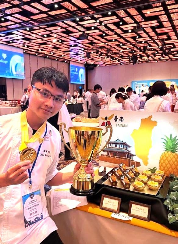 南臺科大餐旅系陳宏裕同學參加「烘焙常溫蛋糕」項目，榮獲最高分榮譽獎與金牌獎。圖為陳同學的金牌作品，該蛋糕融合了臺南在地產物：米穀粉、關廟鳳梨與芝麻，並以乾淨有質感的風格呈現。