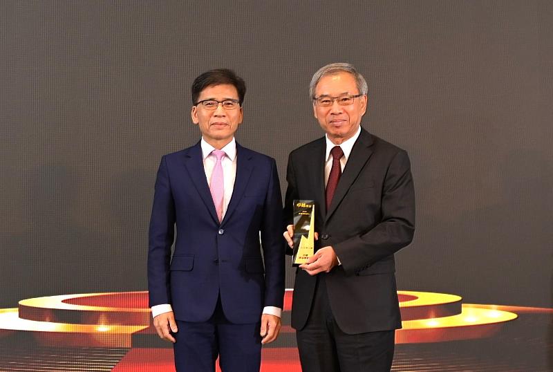 宏泰人壽獲頒「卓越產品創新獎」，由金管會彭金隆主委（左）頒獎，宏泰人壽李啓賢董事長（右）代表受獎。