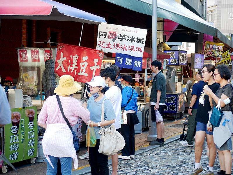 光點假日市集人氣滿滿，攤位前人潮排隊不斷，香氣四溢的美食成為嘉年華最受歡迎的焦點，熱鬧聲中洋溢節慶氛圍。