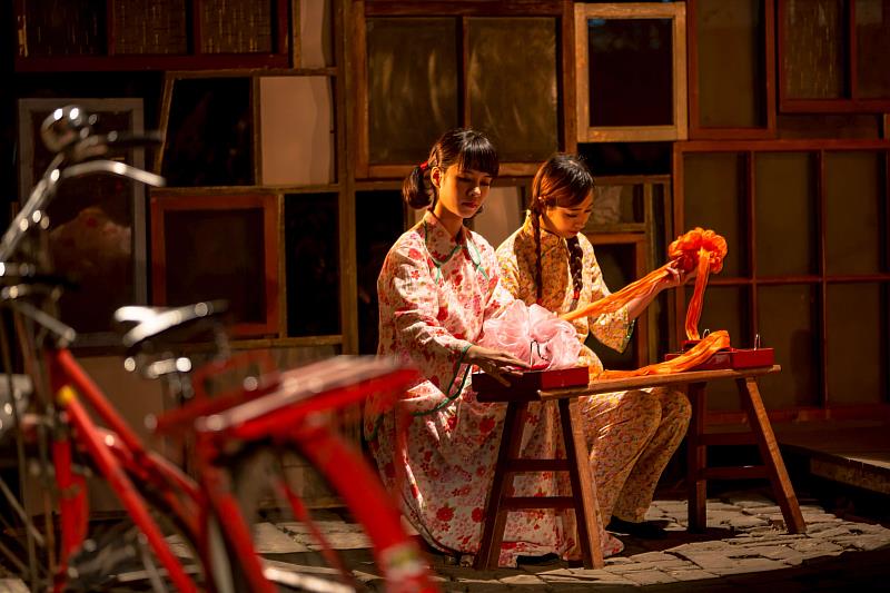 雞屎藤舞蹈劇場演繹葉石濤作品「葫蘆巷春夢」,以舞蹈重現葉老筆下橫跨日治與戰後時代的人文記憶。
