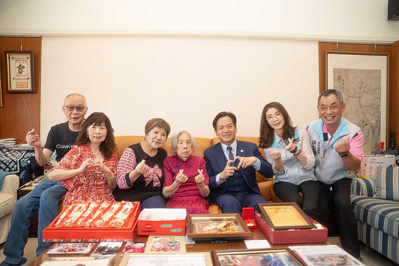 代理市長邱臣遠重陽節前夕前往拜訪百歲人瑞羅書惠奶奶,與羅奶奶及家人合影。
