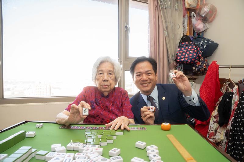代理市長邱臣遠陪羅奶奶玩麻將激盪腦力。