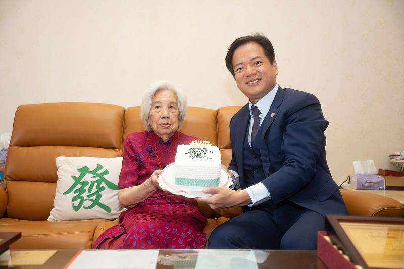 代理市長邱臣遠致贈市府準備多項禮品。