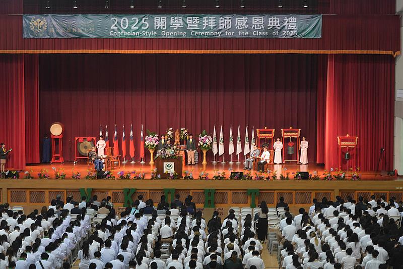 千名高餐新生齊聚參加開學暨拜師感恩典禮，感受高餐獨特氛圍