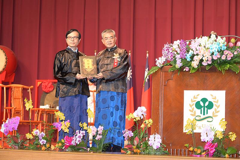 高餐大代理校長陳國泰與讚禮官蔡清華教授為師生亦為同事，教育薪火相傳最佳典範