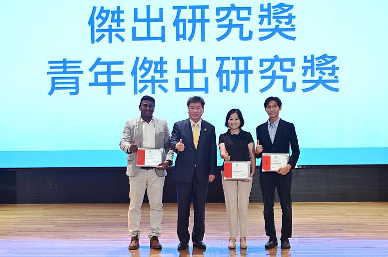 高雄醫學大學於校慶典禮中頒發首屆高醫「傑出研究獎」及「青年傑出研究獎」，予許雅玲教授（右2）、李偉鵬（右1）與庫碼（左1）3位學者，由捐助獎項的財團法人高雄醫學大學校友教育基金會董事長陳雅光（左2）代表頒獎