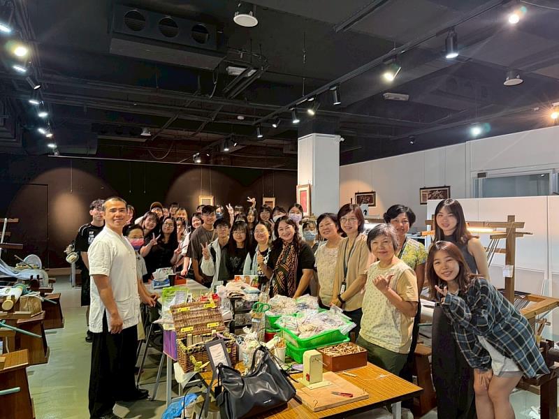 學程師生與重要傳統緙絲工藝保存者黃蘭葉藝師、纖維工藝博物館主任合影
