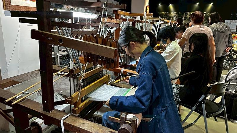 學員進行傳統織布機的操作