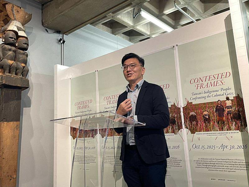 史前館策展人展示教育組組長方鈞瑋博士代表館方為特展開幕致詞