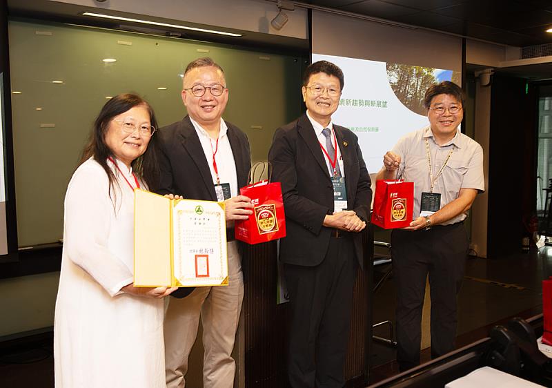 促進林業學術與實務交流，透過研討會產官學研共同發表論文。左起王淑音副校長、文大王義仲教授、嘉義大學林翰謙校長及謝佳宏院長。