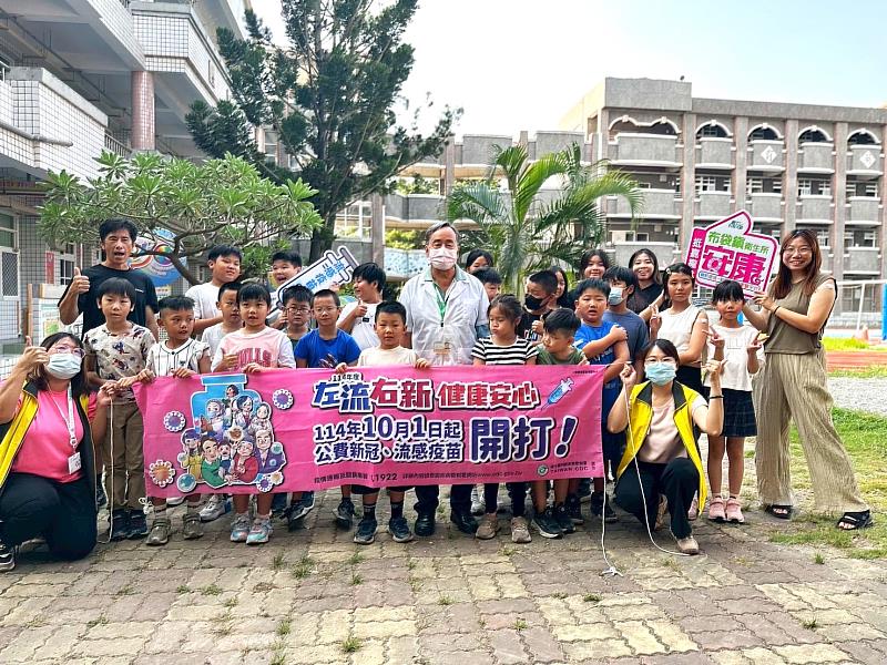 嘉縣布袋鎮衛生所力邀醫師入校接種流感疫苗 積極守護師生健康