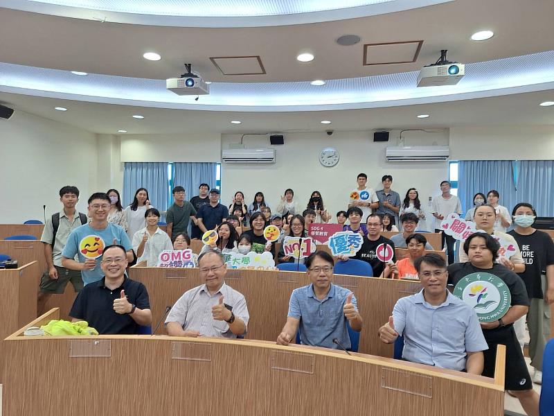 114年度師培偏鄉永續教育論壇，講員與師生全體大合照。