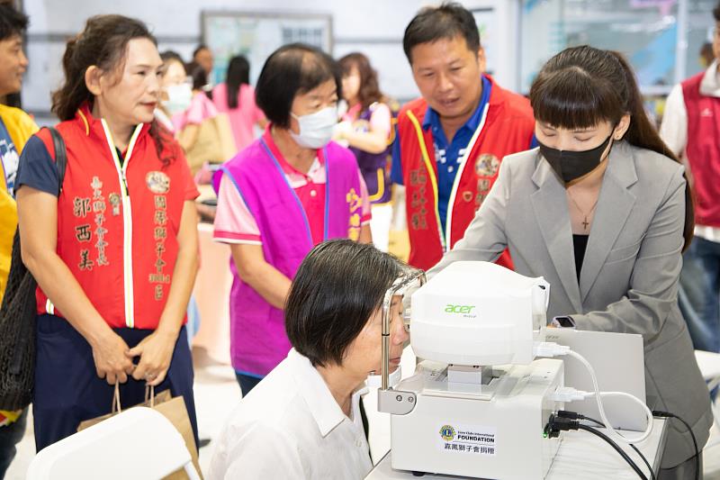 民眾使用AI全自動眼底攝影儀器
