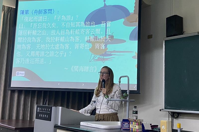 美籍學者暨創作歌手克麗絲叮．韋欣博士於南大講台分享研究觀點，以中文與師生交流跨文化語言與文本詮釋。