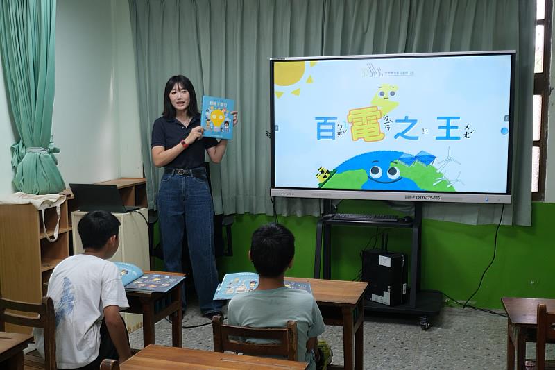 茂鴻公司專業人員於南大太陽能小學堂課程中以實際範例說明綠能轉換，讓學童輕鬆理解能源知識。
