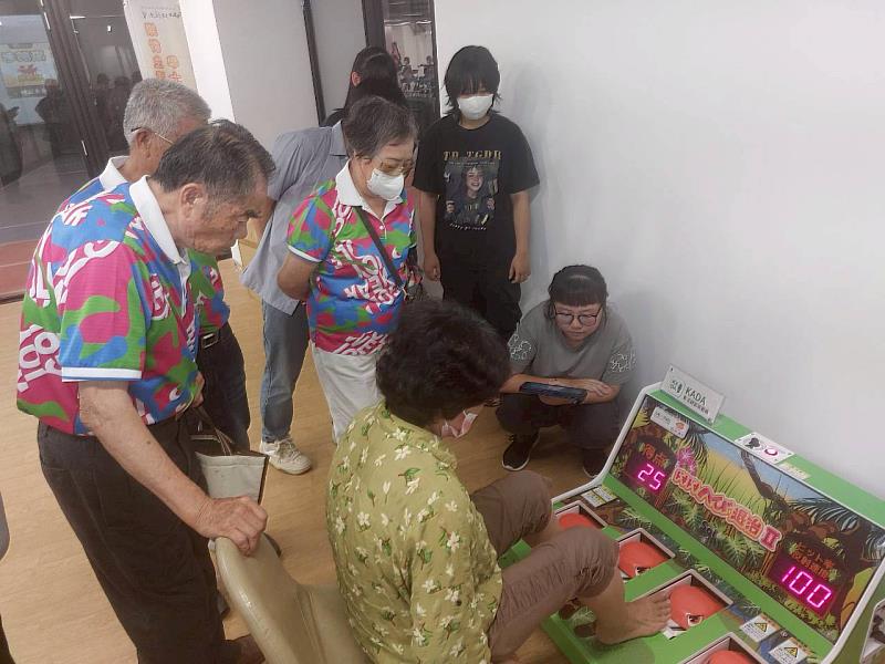樂齡學員體驗肌力強化遊戲「驚險捉蛇2」
