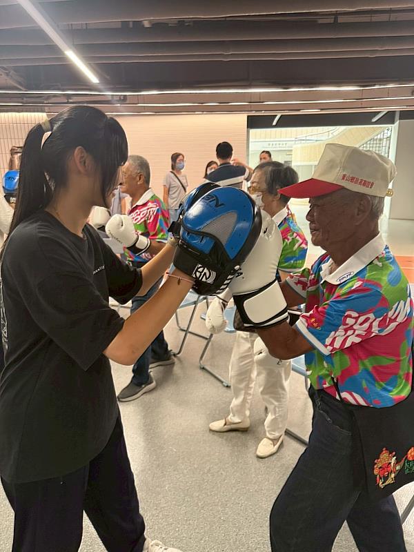 學生與帶樂齡學員共同體驗拳擊有氧活動