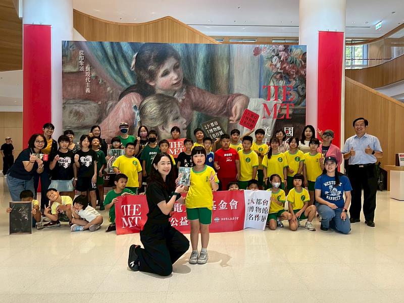 台積電文教基金會準備展覽紀念品給每一所參與學校師生，圖為時藝多媒體同仁代表贈與紀念品予桃園市笨港國小學生