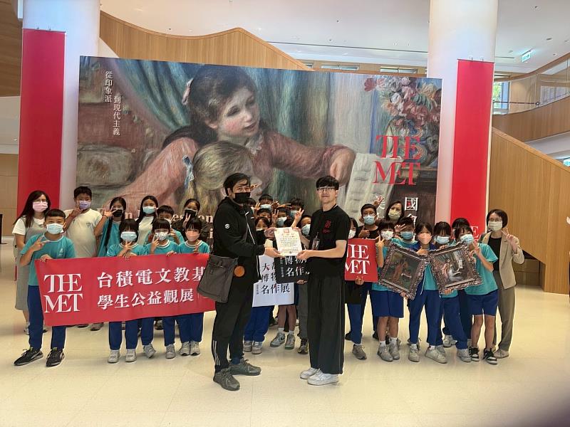 新竹縣嘉興國小的老師致贈感謝狀予台積電文教基金會，由時藝多媒體同仁代領獎狀