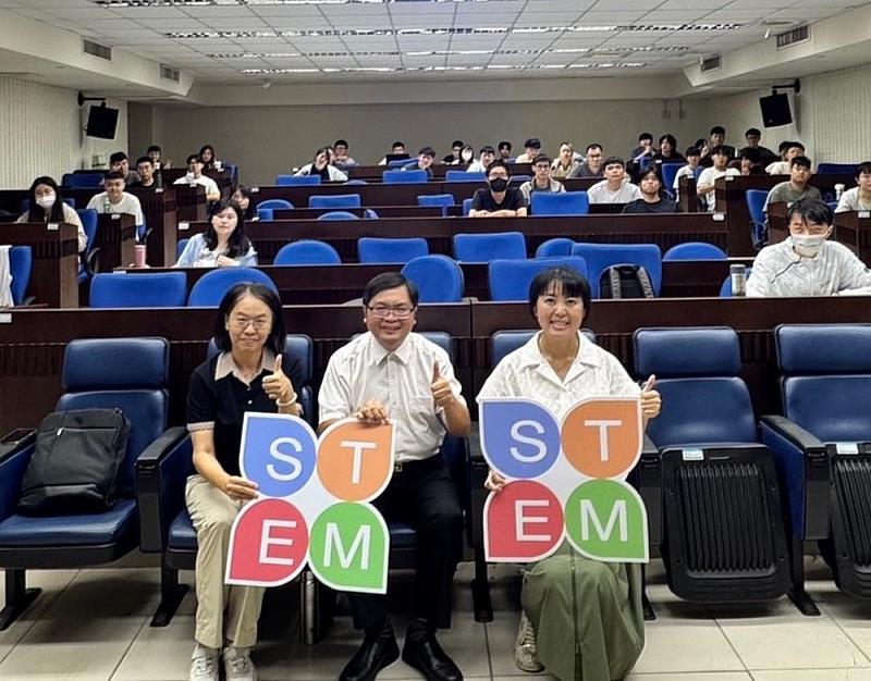 STEM女性典範與科技創新論壇合影留念,與會師生熱情參與,共同展現雲科大推動女性科研與跨域教育的成果