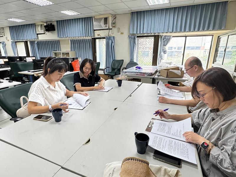 審查委員專注審閱女性學生STEM研究獎助案申請資料,針對研究內容與創新價值進行討論與評估