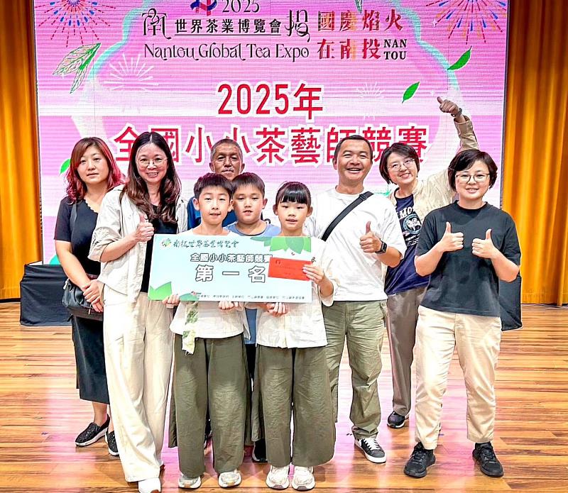 瑞里國小團隊合影,前排左1至左3分別為指導老師葉瓊玉、陳佳維及林沐蓁。