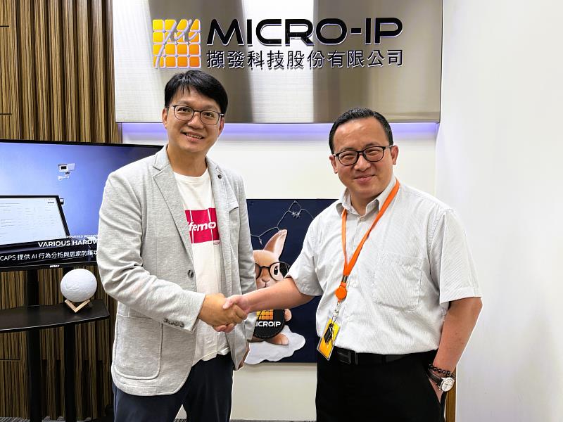 AI守護信仰，擷發科技董事長楊健盟（右）麥睿資訊創辦人吳明宗（左）簽署MOU，攜手開創台灣「智慧宗教」新紀元。