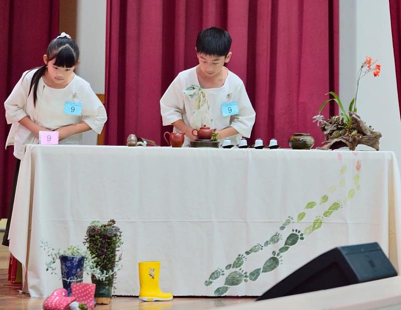 瑞里國小陳佳維及林沐蓁(指導老師:葉瓊玉)榮獲第一名,茶席主題:「一步一腳印」。