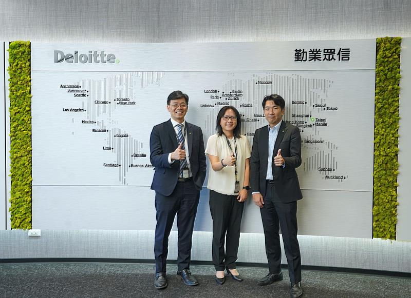勤業眾信科技與轉型服務資深執行副總經理張益紳（左起）、勤業眾信科技與轉型服務副總經理朝中瑾、勤業眾信科技與轉型服務執行副總經理蔡沛成