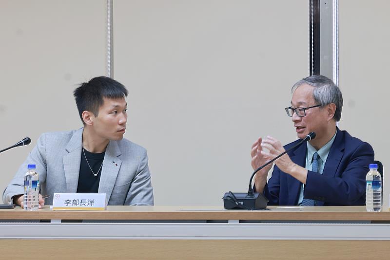 內閣成員中年紀最長及最輕，也同時是以專業身份出任的文化部長李遠（右）及運動部長李洋（左）今（16）日首度進行雙部會合作會面。