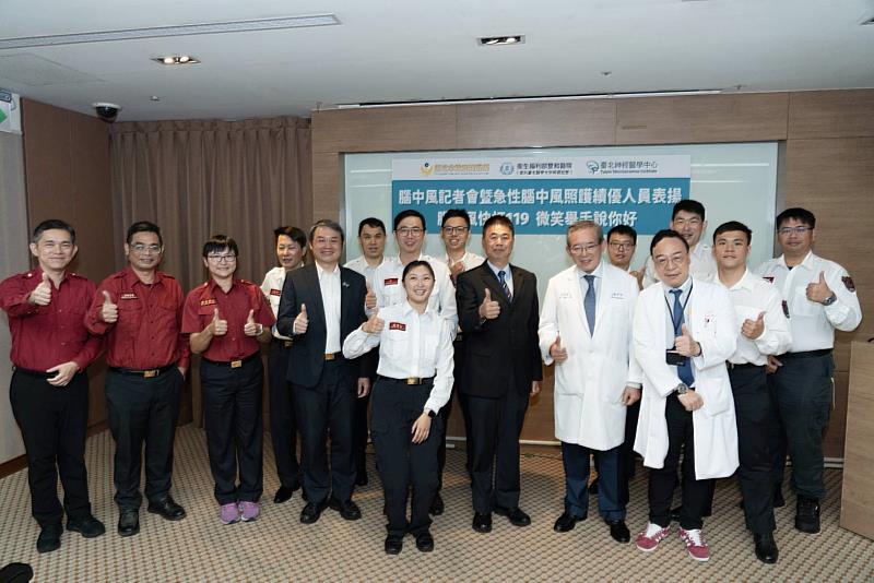 消防局團隊出勤件數前三名：南勢、中和及永利分隊代表與雙和醫院團隊合照