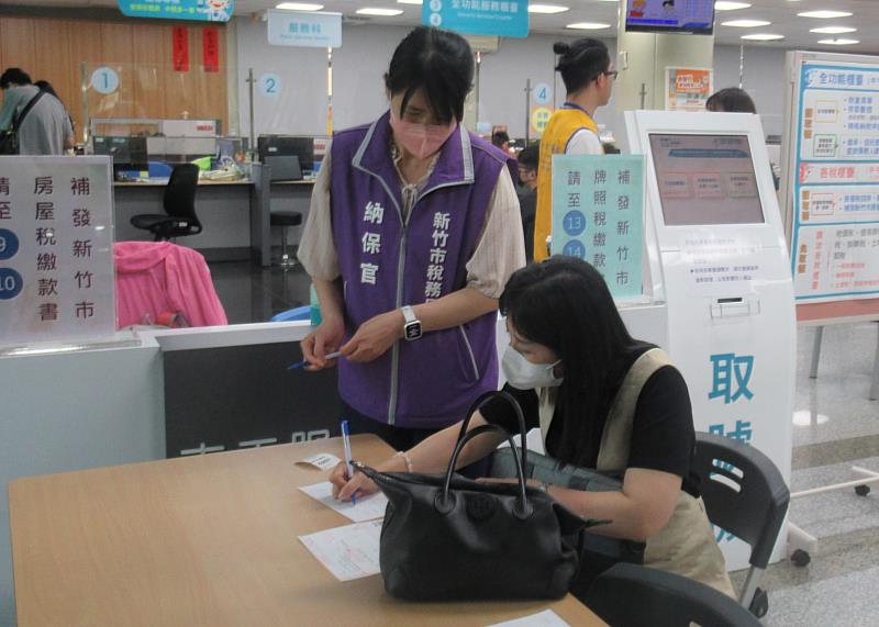 開徵期間,稅務局同仁協助民眾申辦房屋稅案件