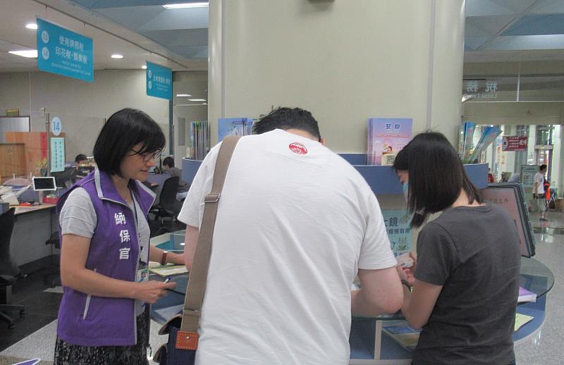 開徵期間,稅務局同仁協助民眾申辦房屋稅案件
