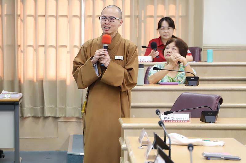 南華大學喜迎第16屆樂齡大學開學典禮，終身學院院長知賢法師引言並給予祝福。