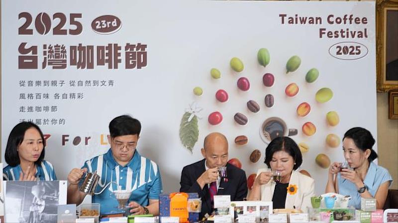County Magistrate Chang Li-shan joined Legislative Yuan Speaker Han Kuo-yu on a live broadcast to promote the Taiwan Coffee Festival.