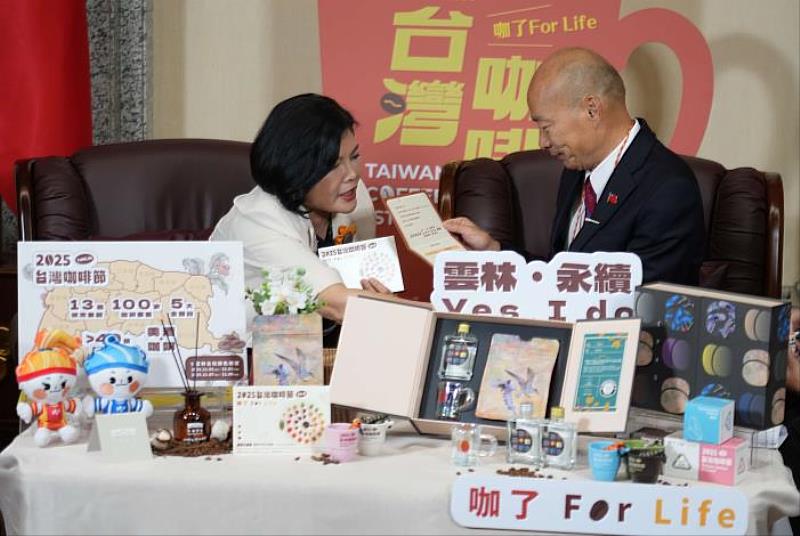 County Magistrate Chang Li-shan invited Legislative Yuan Speaker Han Kuo-yu to attend the 2025 Taiwan Coffee Festival.