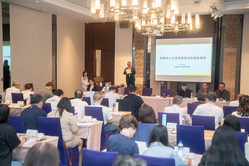 經濟部中小及新創企業署南區服務處主任林進添進行政策宣導。