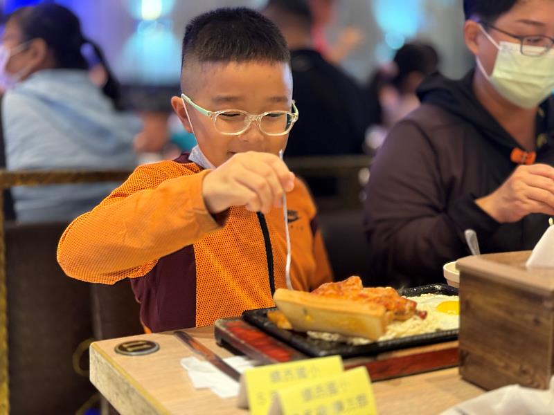 學生享用餐點