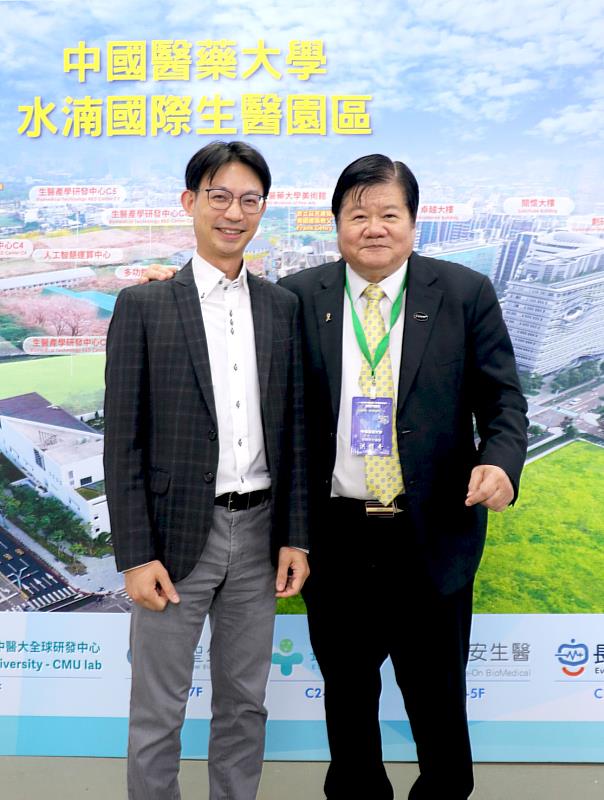 洪明奇院士恭喜江智聖博士榮獲今年全國十大傑出青年 