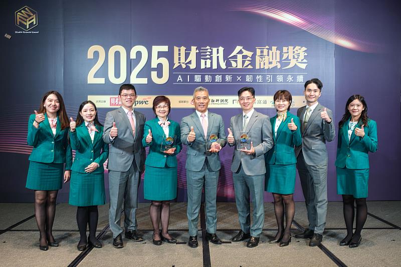 玉山金控連續12年蟬聯最高榮譽「永續金融奬」金質獎,由玉山銀行總經理林隆政(中)率隊出席「2025財訊金融獎」頒獎典禮。