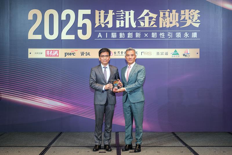 金管會主委彭金隆（左）頒發2025財訊金融獎「永續金融奬」金質獎獎座予玉山銀行總經理林隆政（右）。