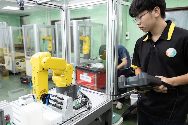 中彰投分署為減班休息勞工開辦FANUC機械手臂程式設計及操作實務基礎