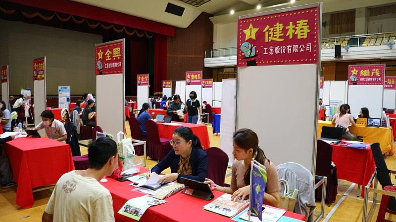 徵才活動現場進行面試（歷史照片）
