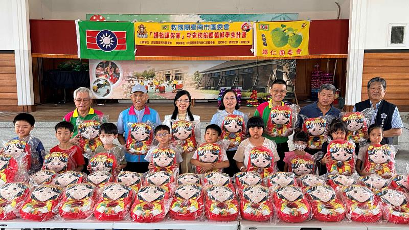 媽祖讓你靠 平安枕溫暖偏鄉學童 救國團臺南市歸仁區團委會結合企業愛心 傳遞守護與祝福