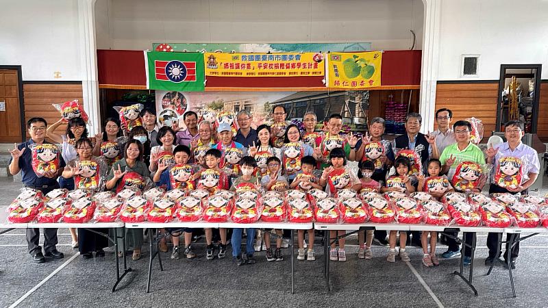 媽祖讓你靠 平安枕溫暖偏鄉學童 救國團臺南市歸仁區團委會結合企業愛心 傳遞守護與祝福
